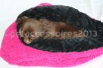 cuddle cup pour chien fourrure noire et polaire rose